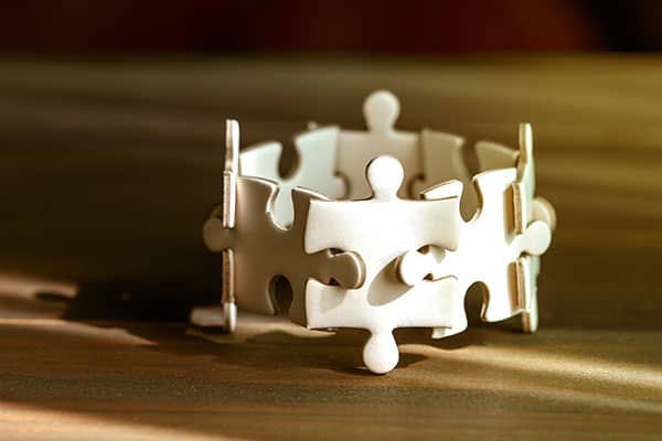 Jigsaw pieces connected in a circle